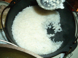 ダッチオーブンで米炊き